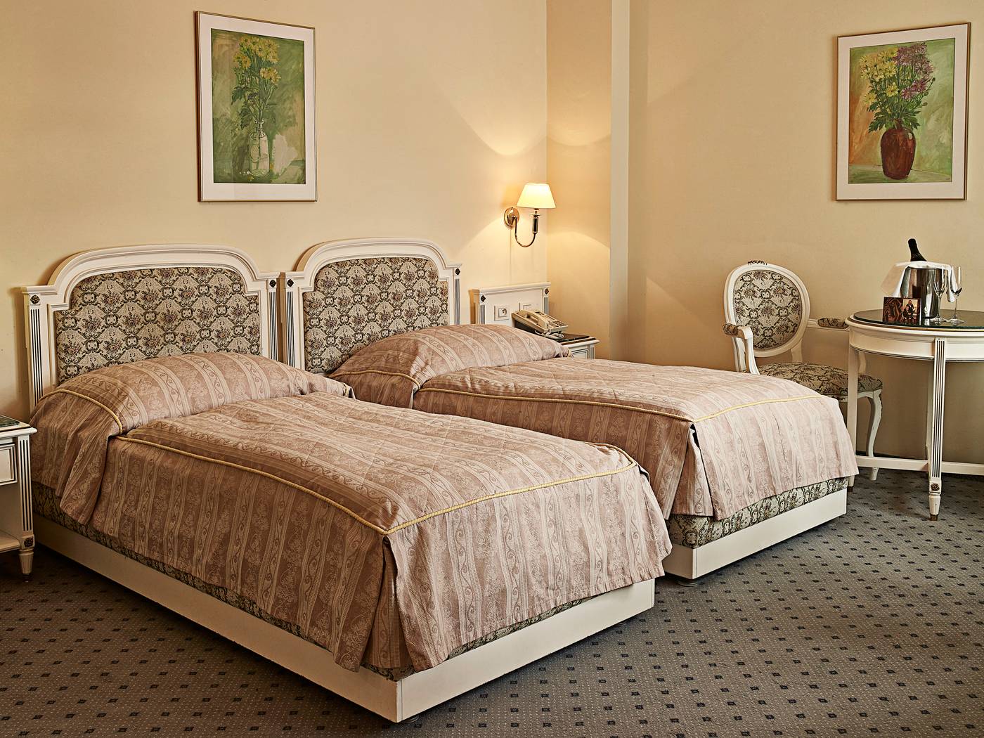 Ambassador-Zlat-----Husa-Room-15