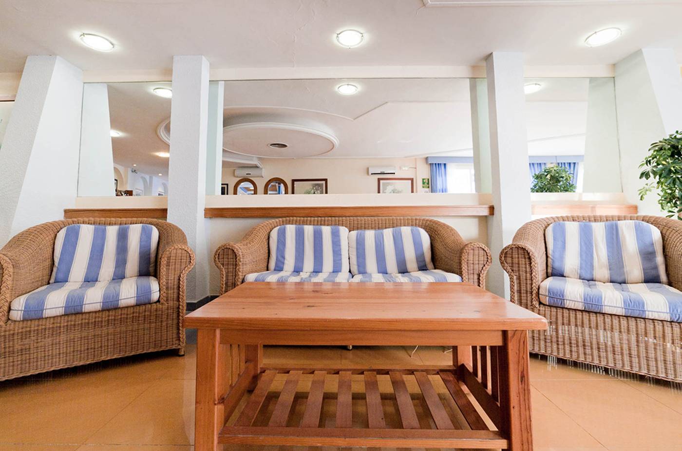 Lux-Mar-Complex-Lobby-10