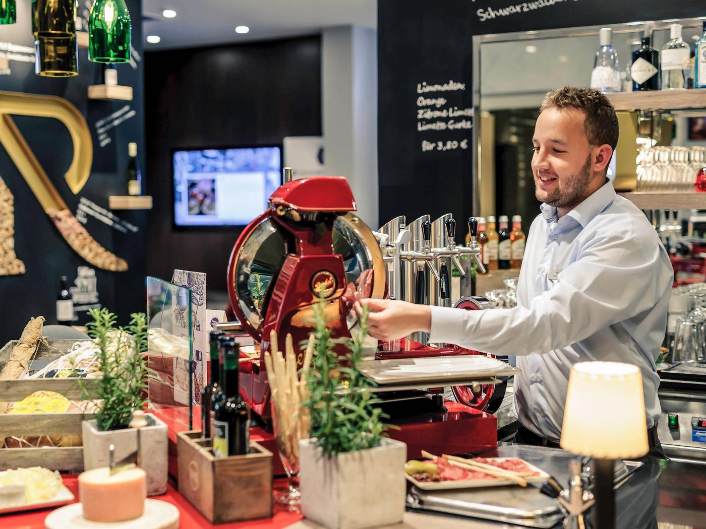 Mercure----Residenz-Berlin-Checkpoint-Charlie-Bar-67