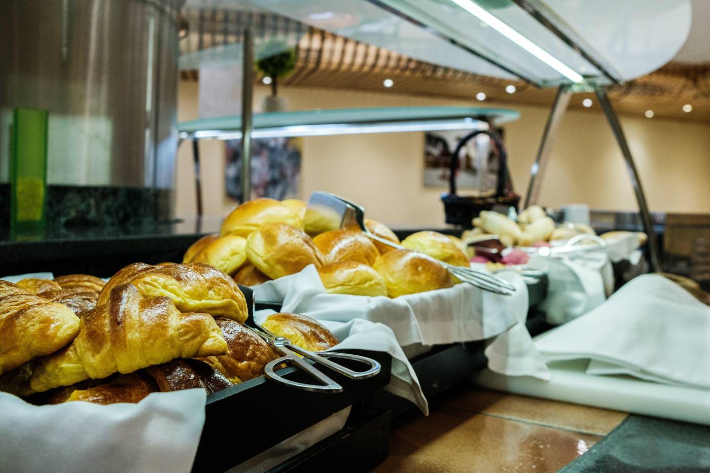 Holiday-Inn-Lisbon-Continental-Restaurant-48