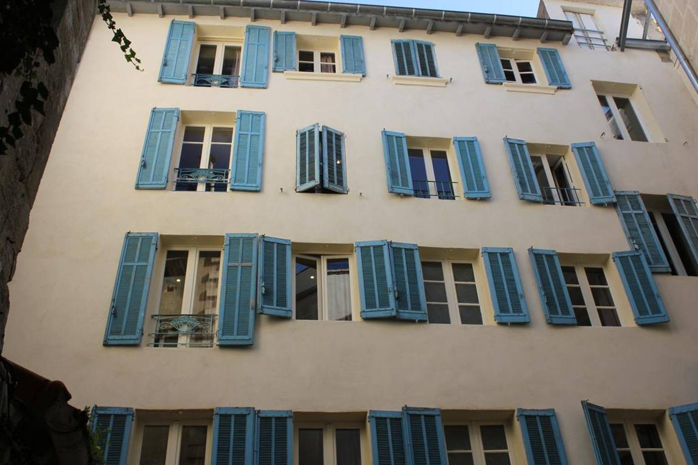 Central-France-AVIGNON-General view-2
