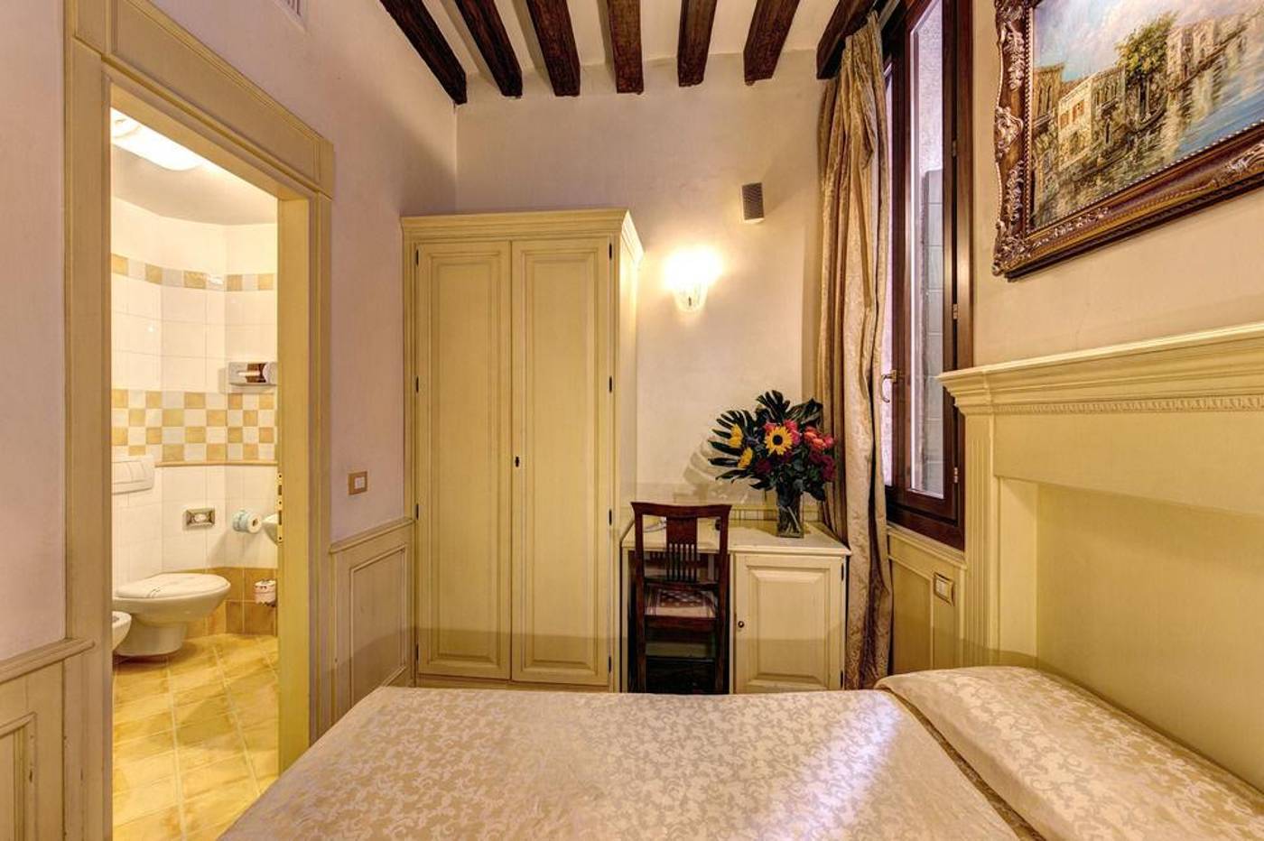 Palazzo-La-Scala-Room-1