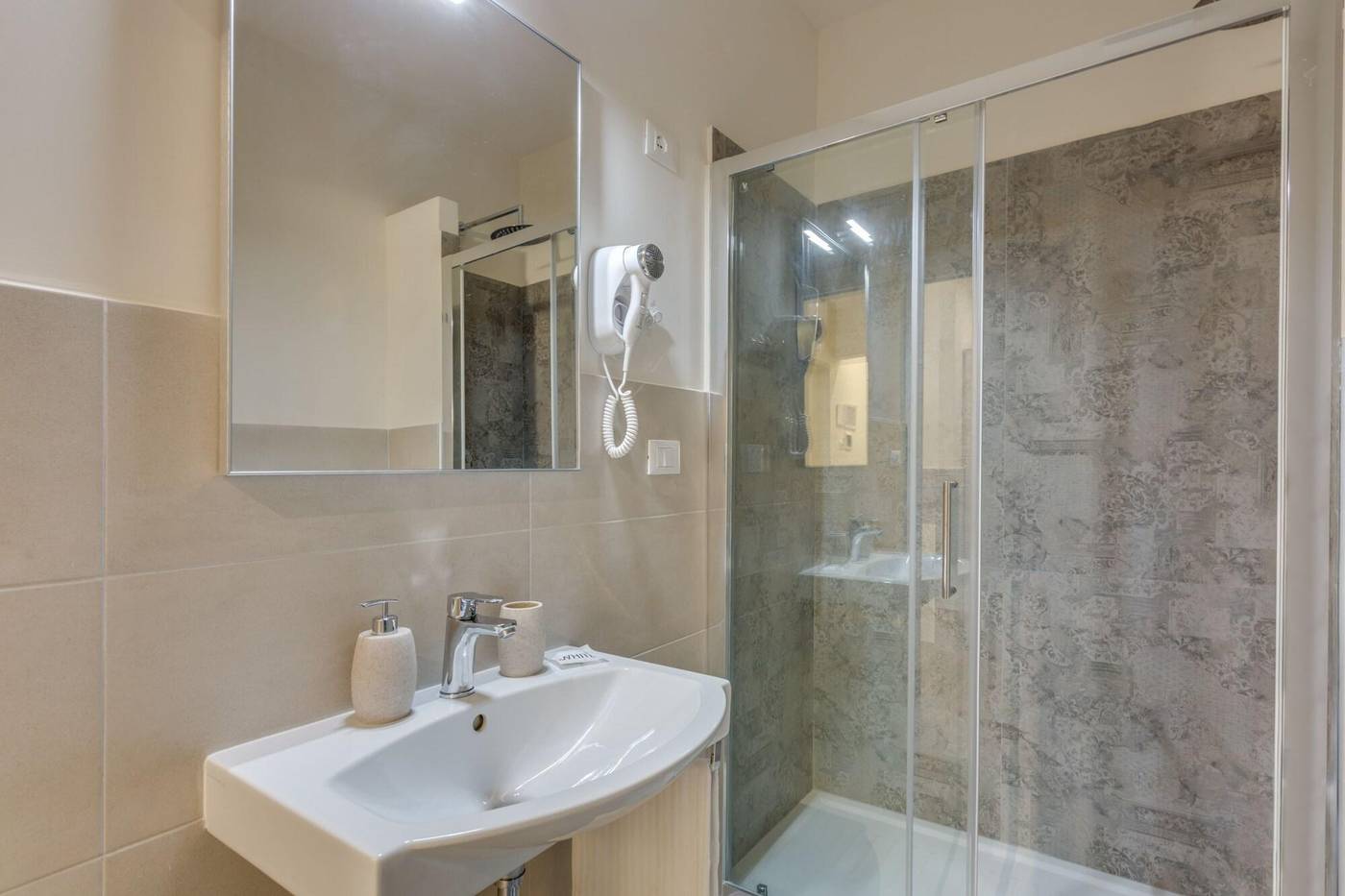 Navona-Charme-Suite-Room-13