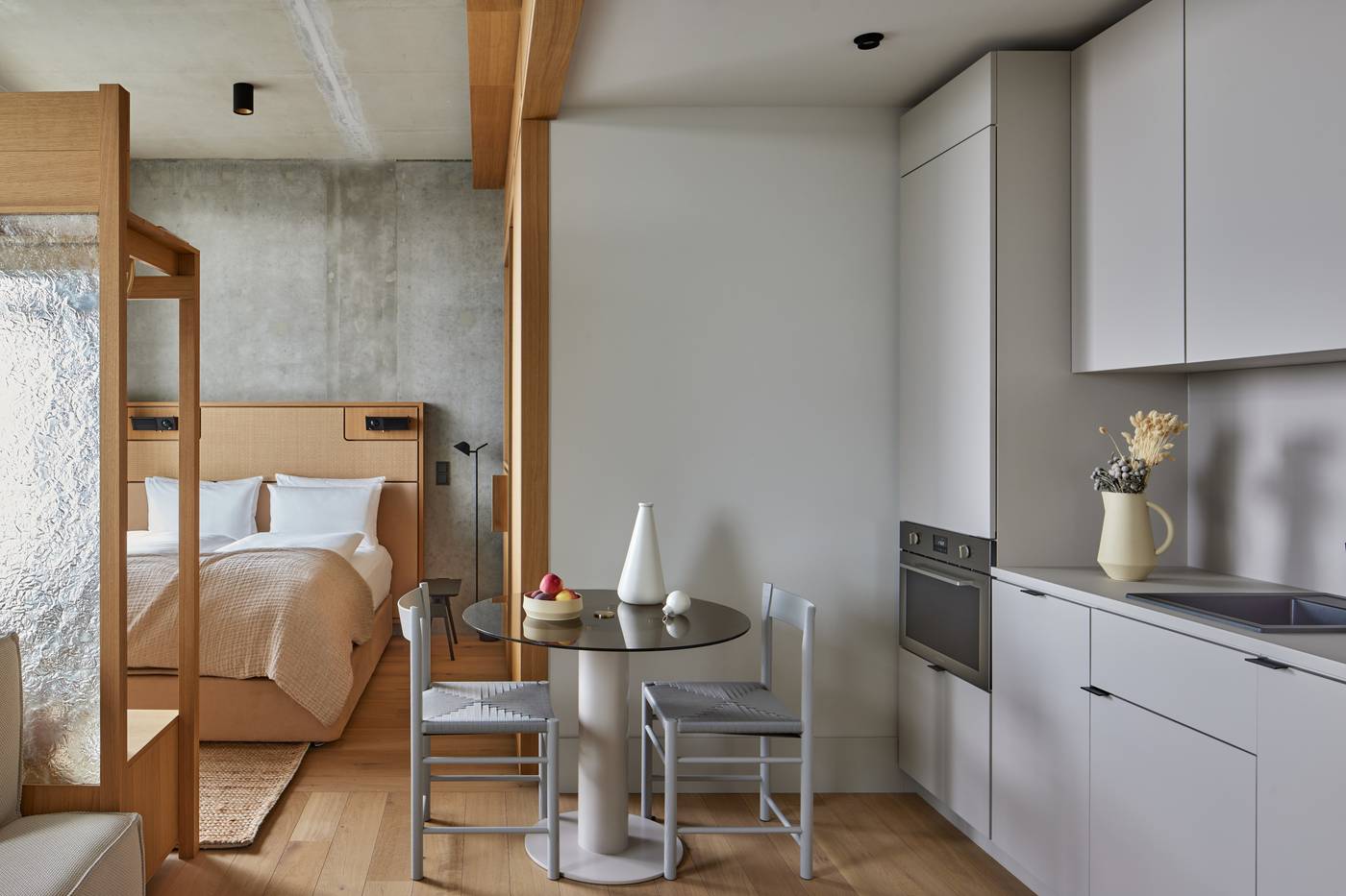 Locke-at-East-Side-Gallery--Friedrichshain-Room-13