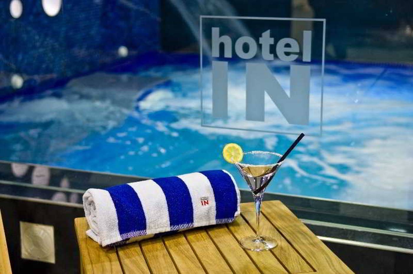 Hotel-IN-Pool-21