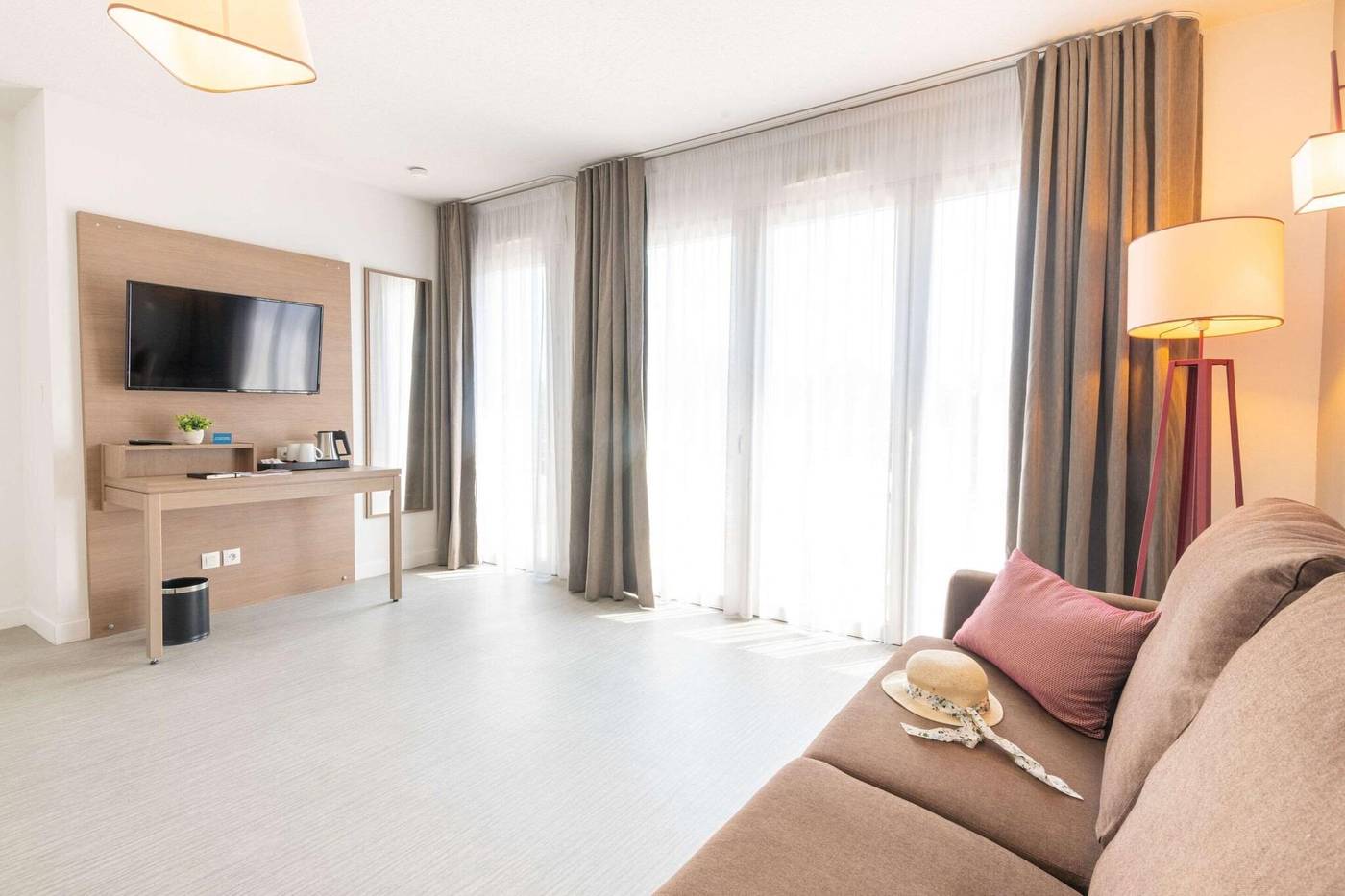 Comfort-Suites-Cannes-Mandelieu-Room-35