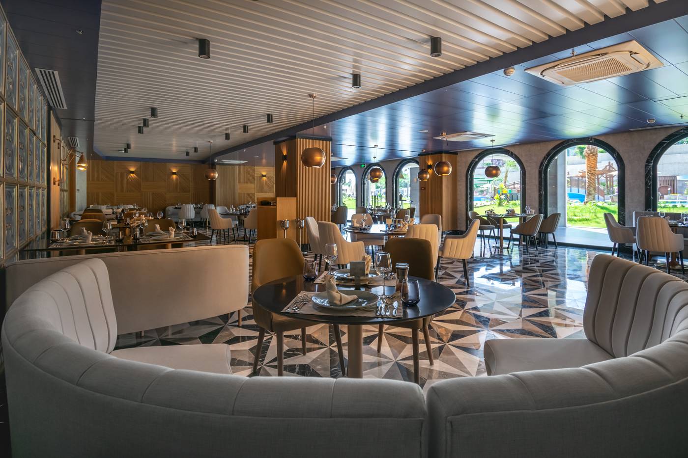 Armas-Bella-Luna-Restaurant-44