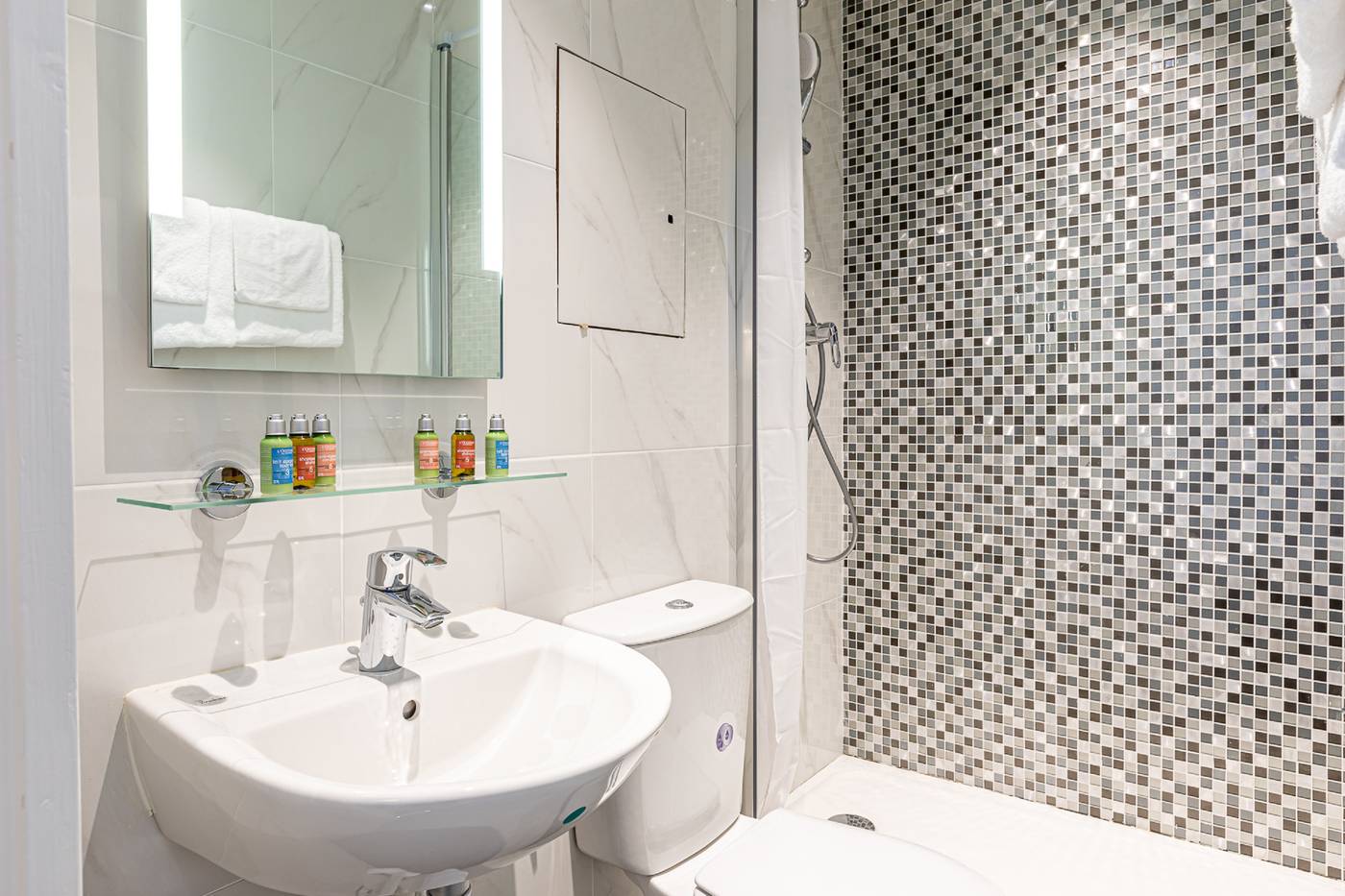 At-Gare-du-Nord-Room-25