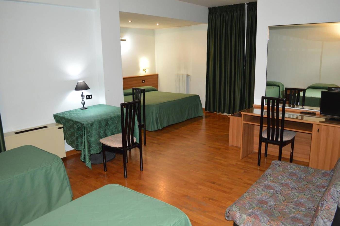 Canadian-Hotel-Room-5