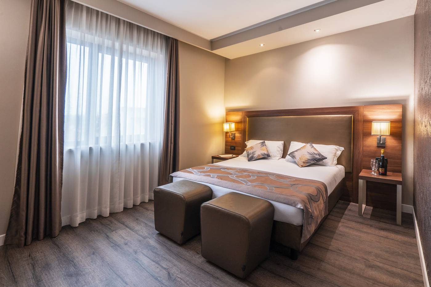 Smart-Hotel-Holiday-Room-13