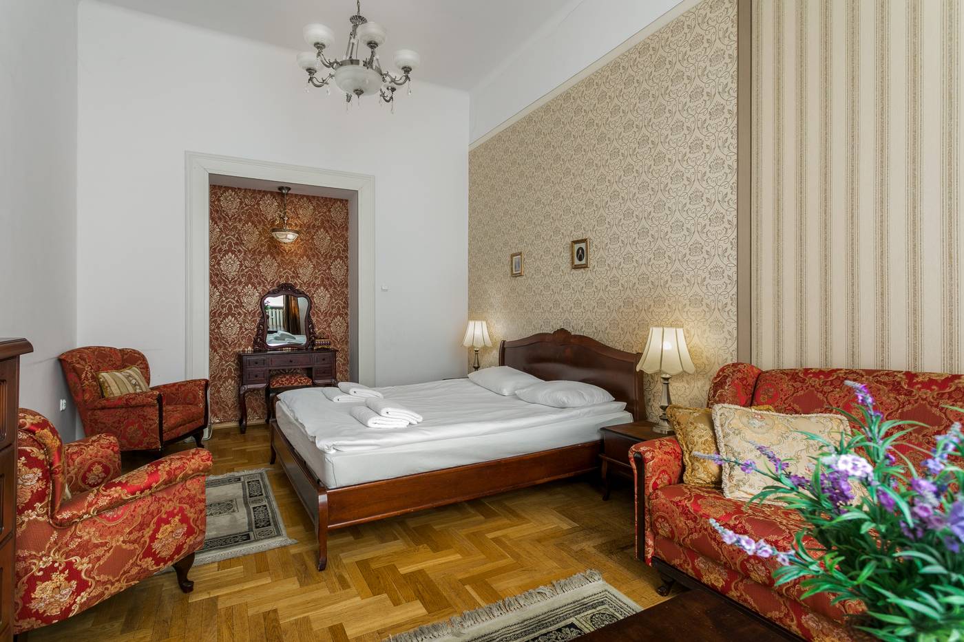 The-Spiski-Palace-Apartments-Room-13