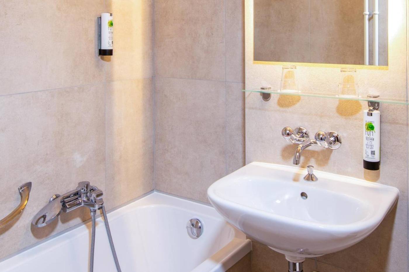 Drake-Longchamp-Room-30