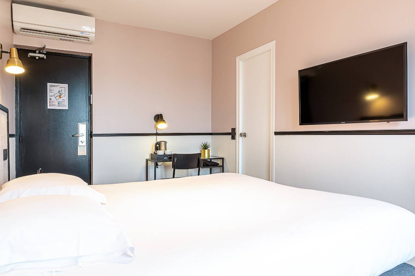 At-Gare-du-Nord-Room-22