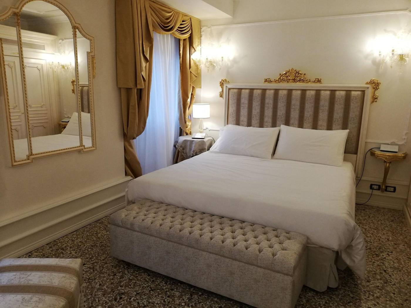 Ca-Bonfadini-Historic-Experience-Room-30