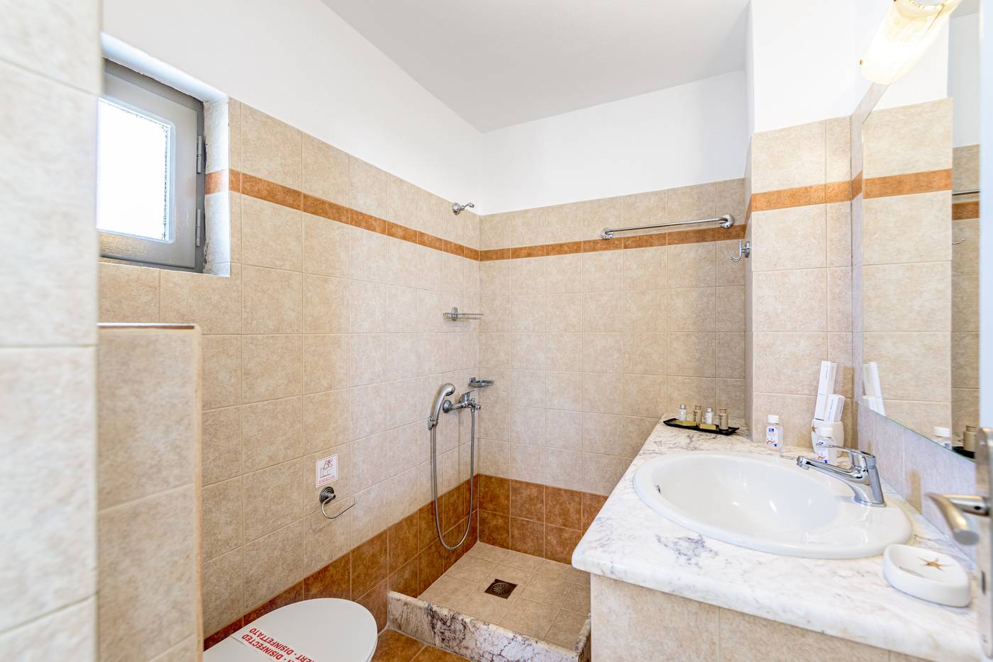 En-Plo-Boutique-Suites---Oia-Santorini-Room-46