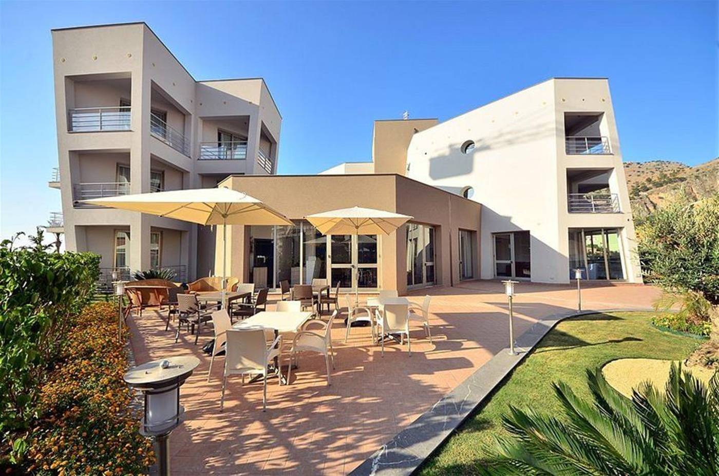 Astro-Suite-Hotel-Bar-9