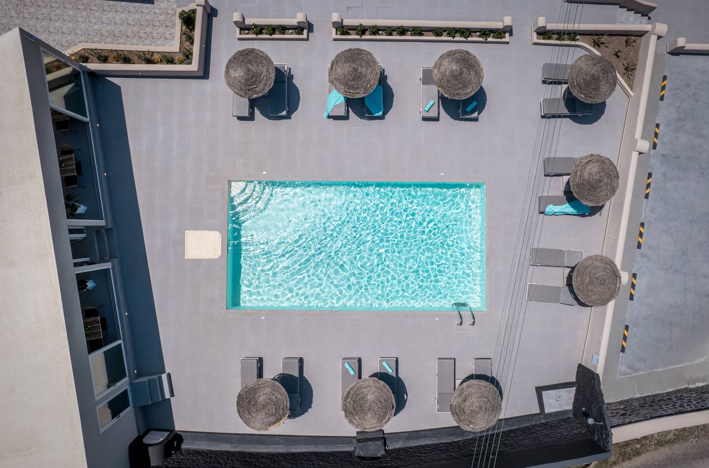 En-Plo-Boutique-Suites---Oia-Santorini-General-view-18