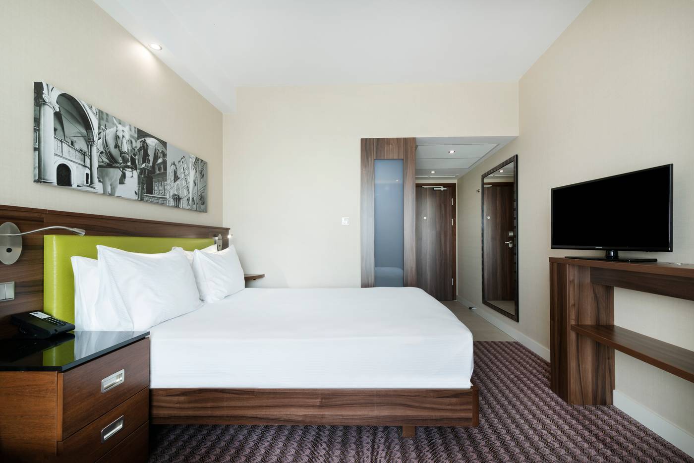 Hampton-By-Hilton-Krakow-Room-5