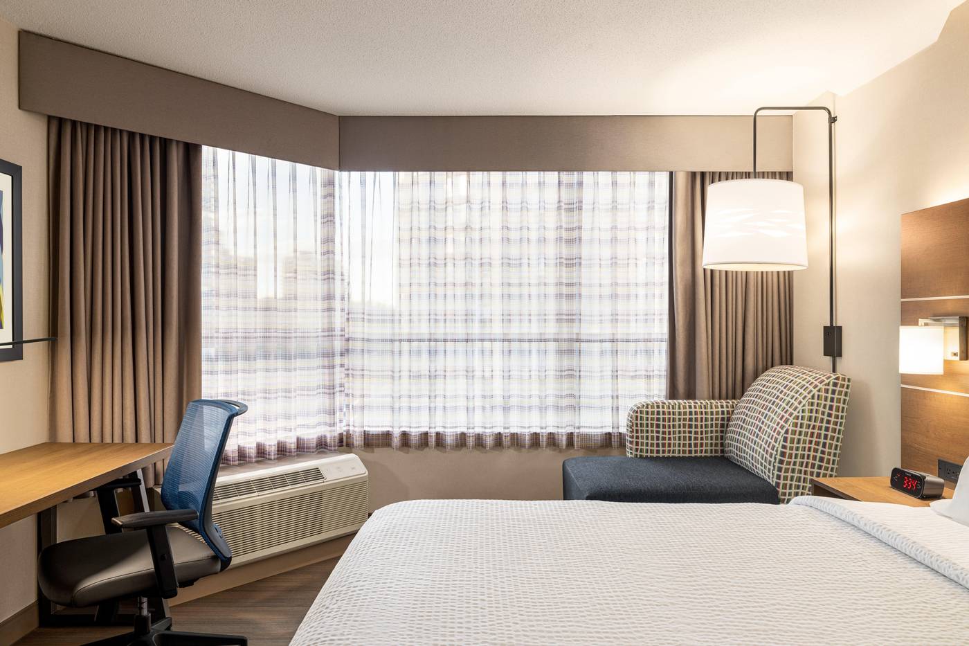 Holiday-Inn-Express-Vancouver-Metrotown--Burnaby--Room-19