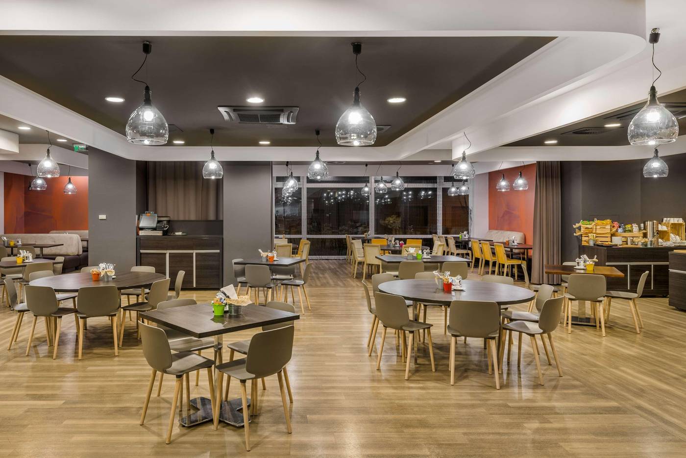 Park-Inn-by-Radisson-Budapest-Restaurant-13