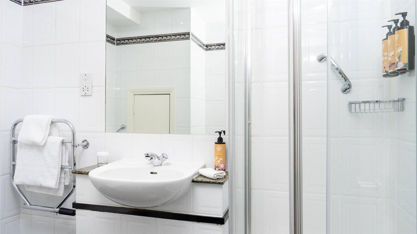 The-Fleet-Hotel-Room-47