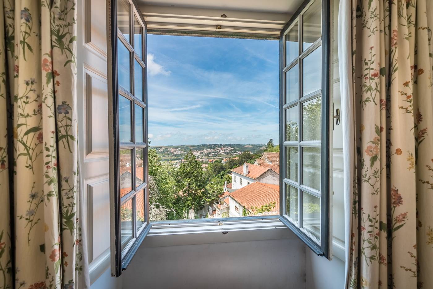 Lawrence-s-Hotel-Room-2