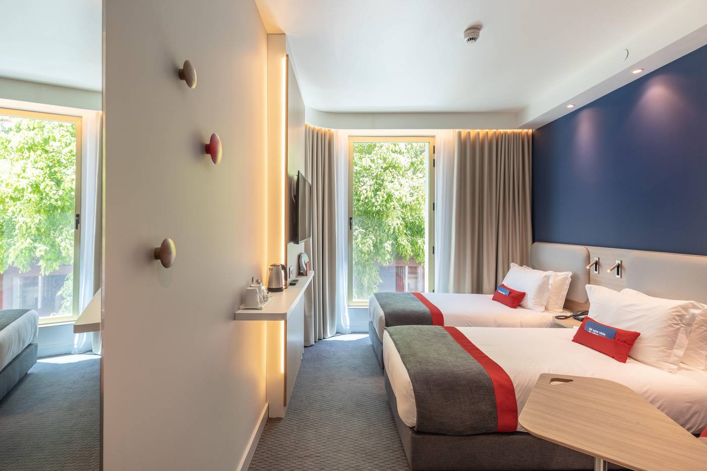 Holiday-Inn-Express-Lisbon---Plaza-Saldanha-Room-7