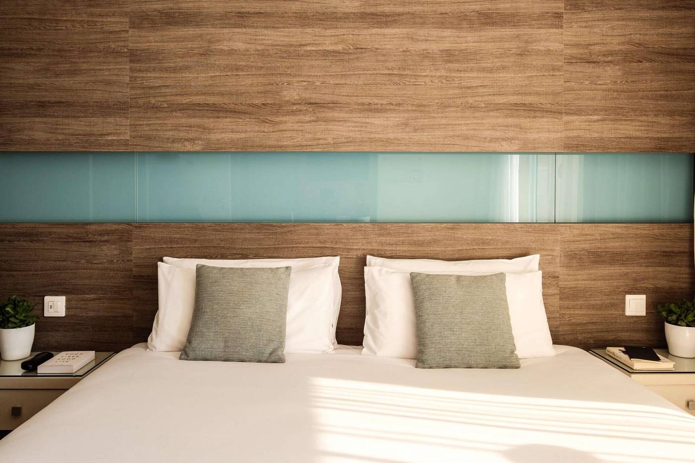 Hotel-115-The-Strand-Hotel-and-Suites-Room-27
