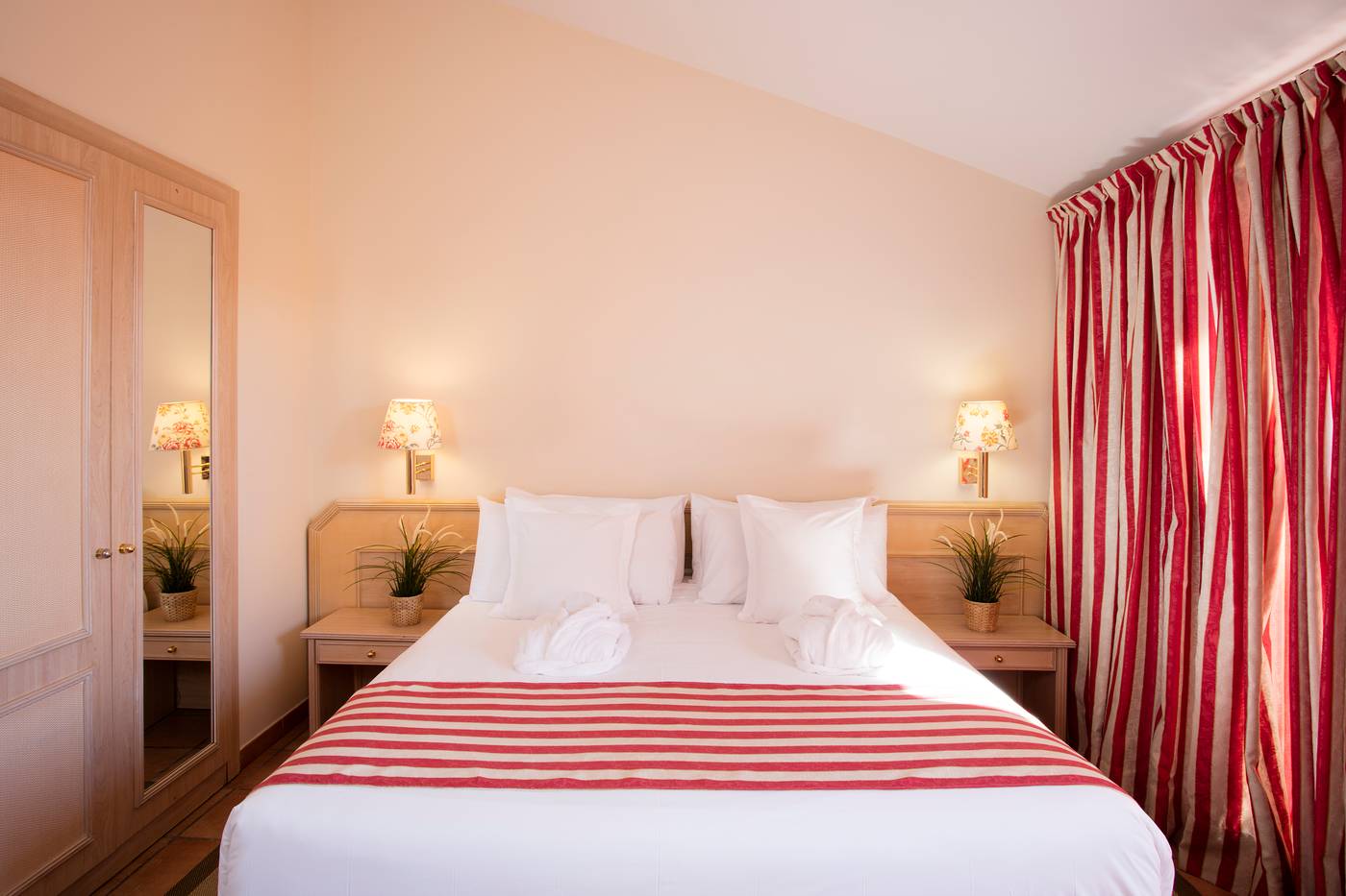Luna-Club-Room-27