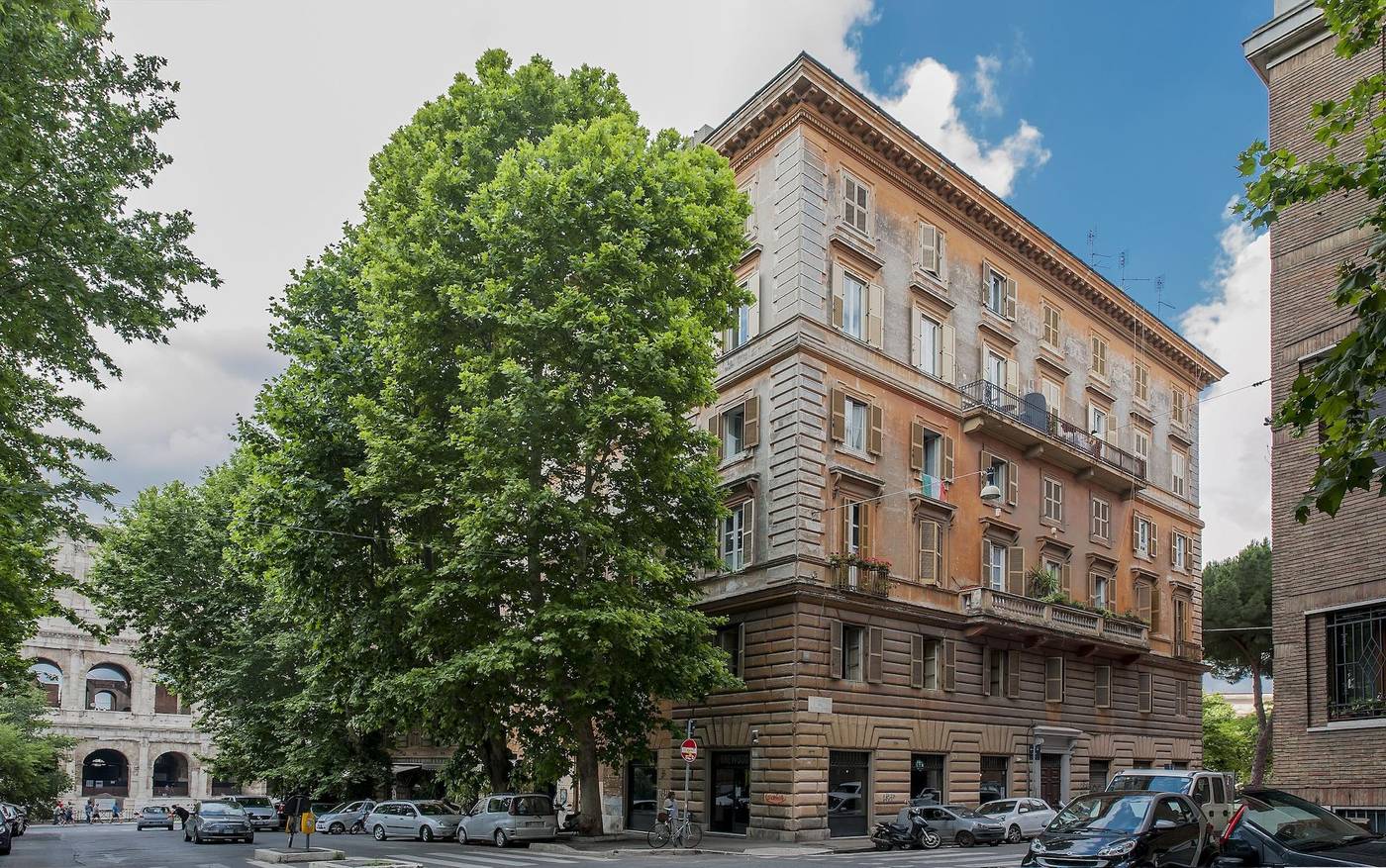 Colosseum Corner-Italy-Rome-General view-3