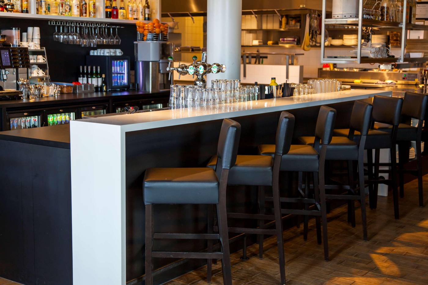 DoubleTree-by-Hilton-NDSM-Wharf-Bar-13