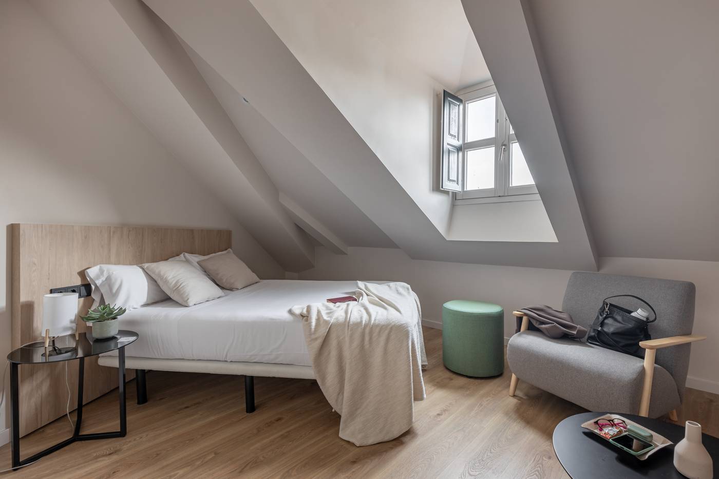 Room-Mate-Laura-Room-13