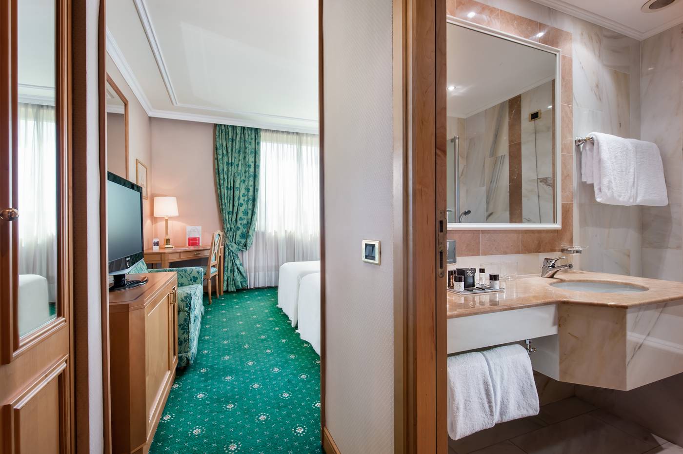 Royal-Garden-Hotel-Room-21