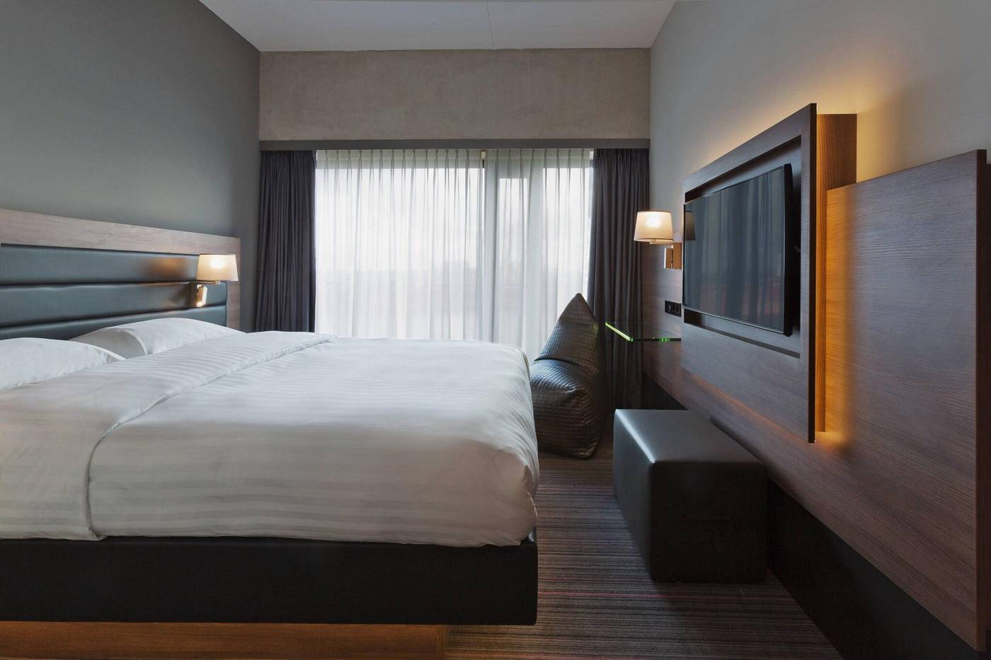 Moxy-Amsterdam-Houthavens-Room-31