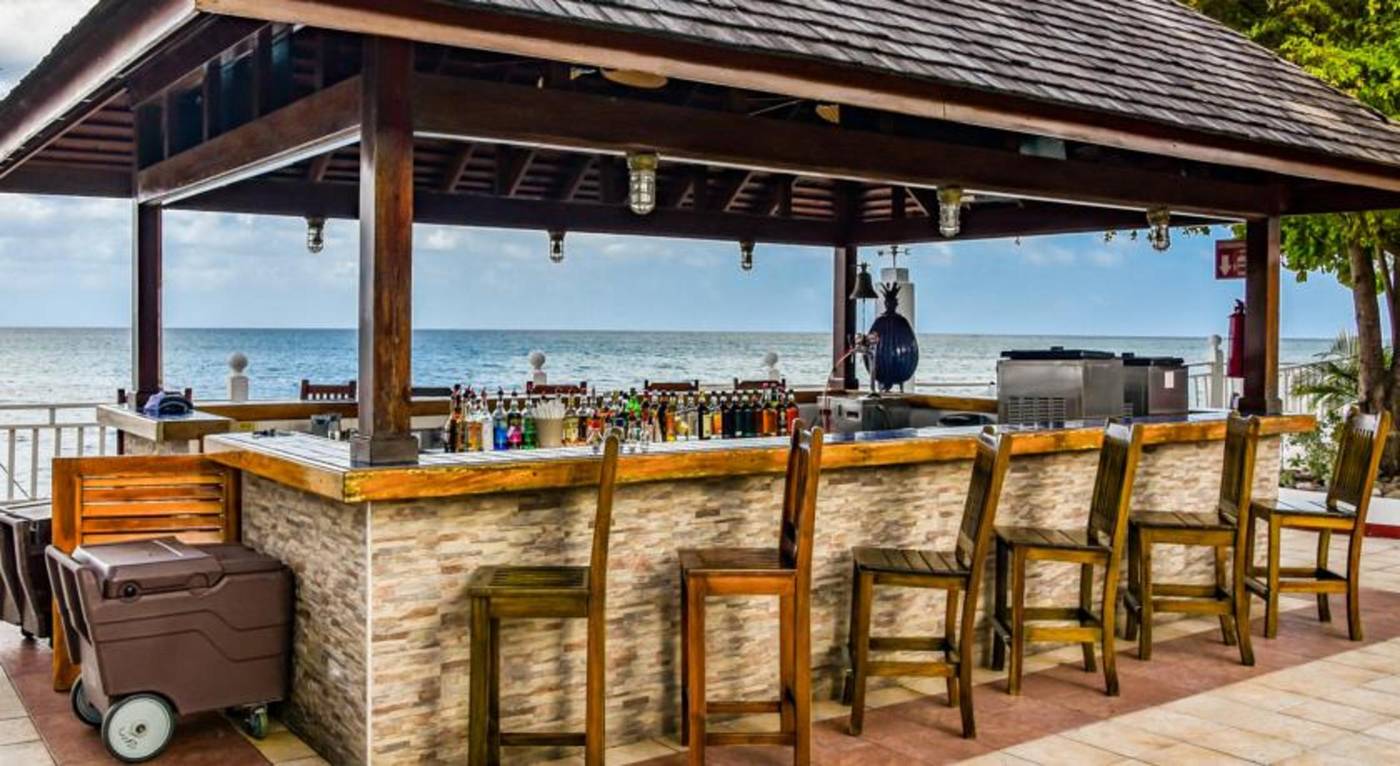 Grand-Decameron-Montego-Bay--A-Trademark-All-Inclusive-Bar-20