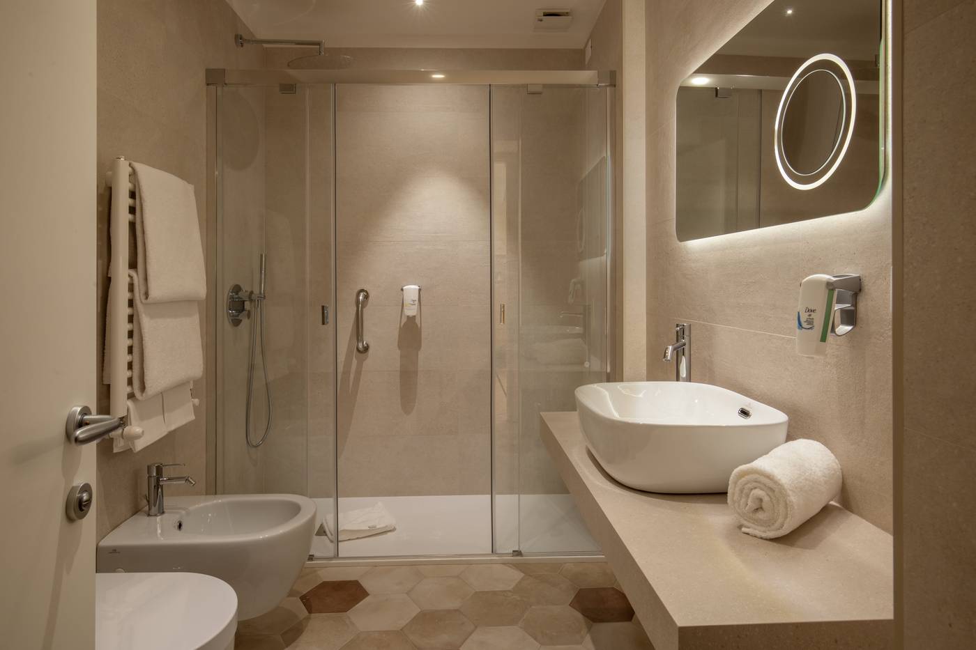 Cosmopolita-Hotel-Rome--Tapestry-Collection-by-Hil-Room-54