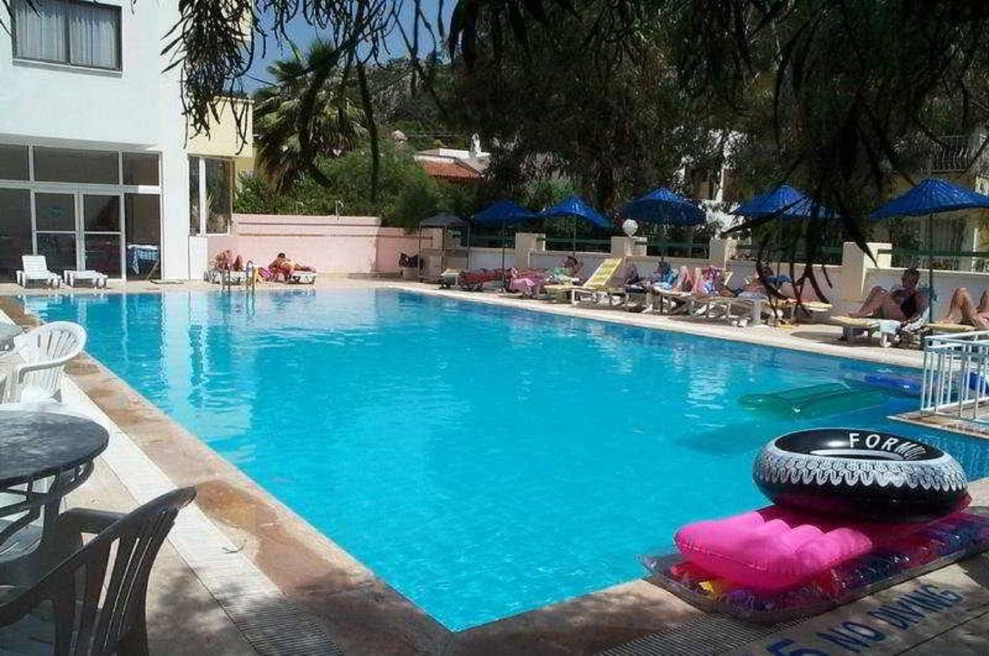 Munamar-Park-Hotel-Pool-5