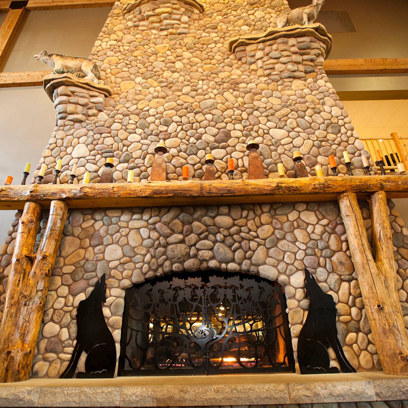 Great-Wolf-Lodge-Southern-California-Lobby-14