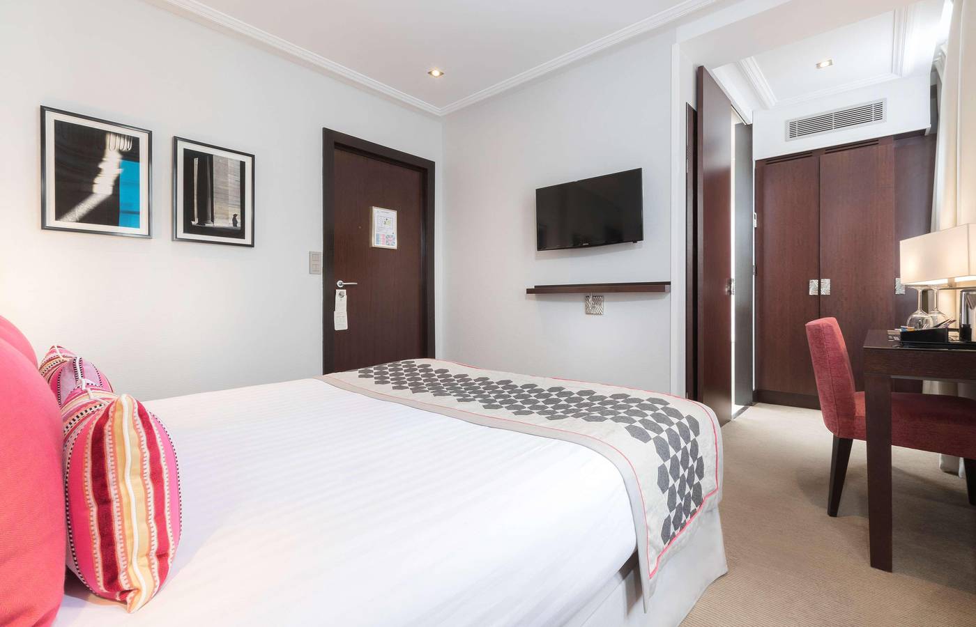 Montfleuri-Arc-de-Triomphe-Room-29