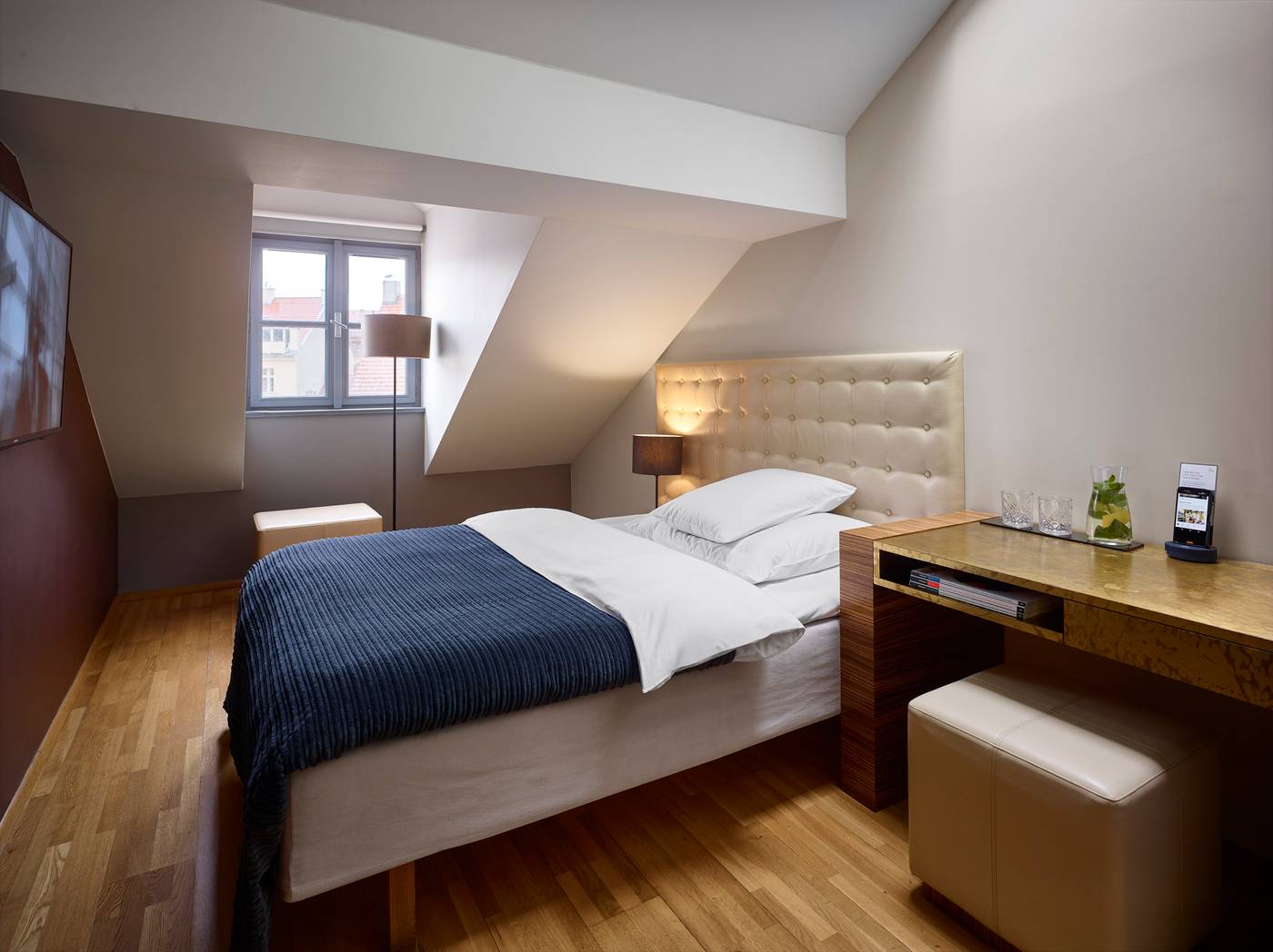 The-Icon-Hotel---Lounge-Room-3