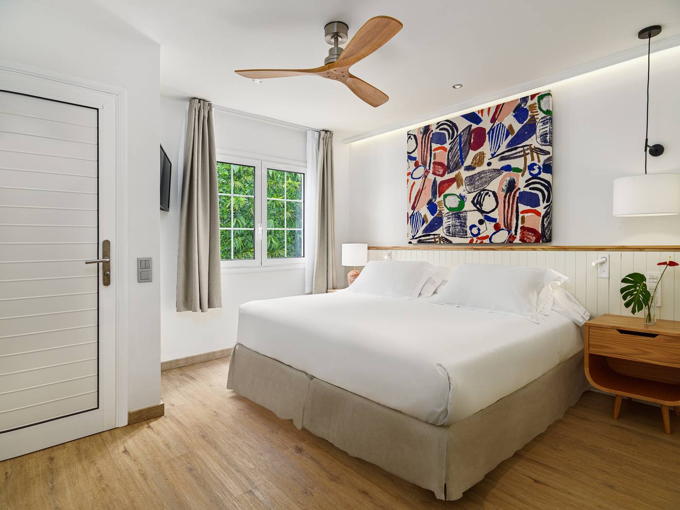 H10-White-Suites---Adults-Only-Room-16