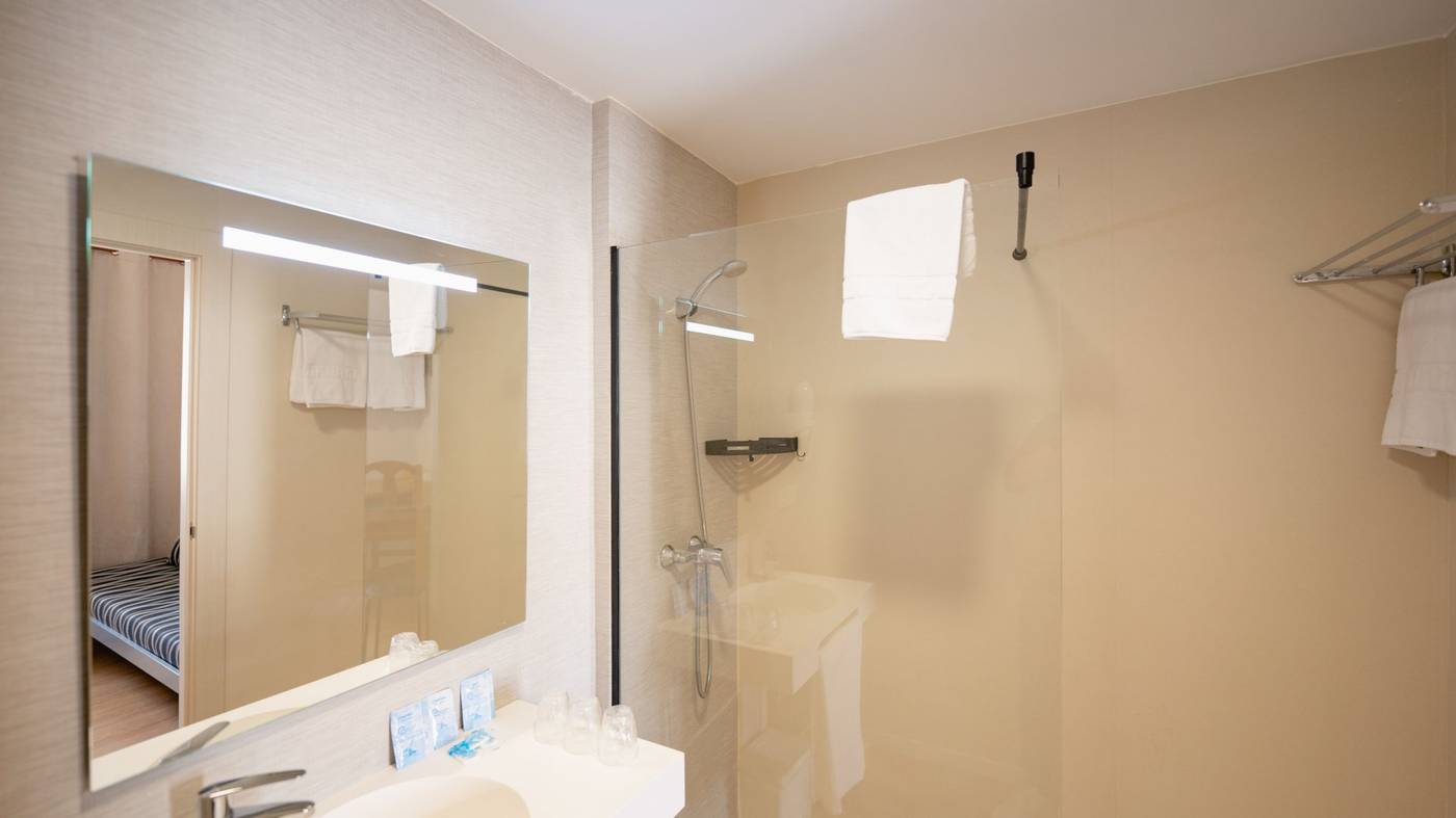 Internacional-Hotel-Room-9