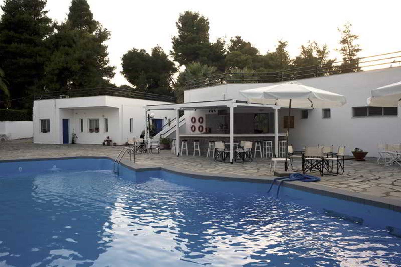 Theo-Bungalows-Pool-11