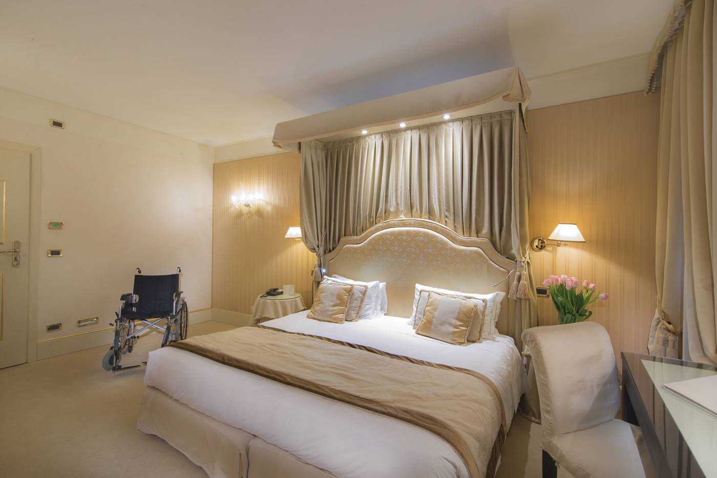 A-La-Commedia-Room-31