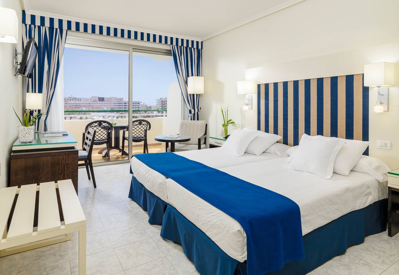 H10-Las-Palmeras-Room-17