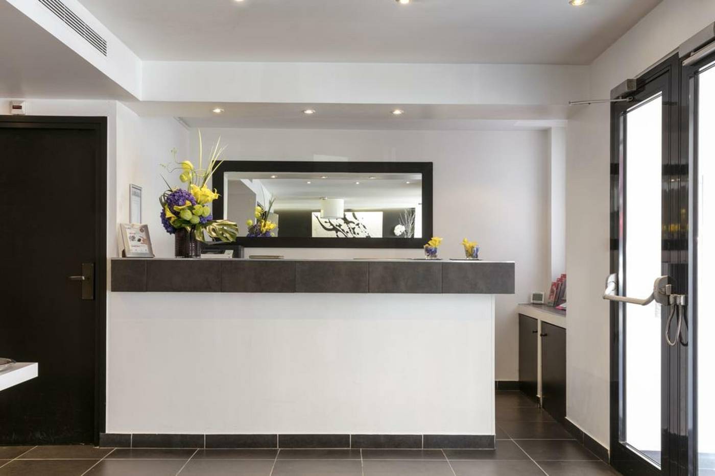 Hotel-Standard-Design-Lobby-3