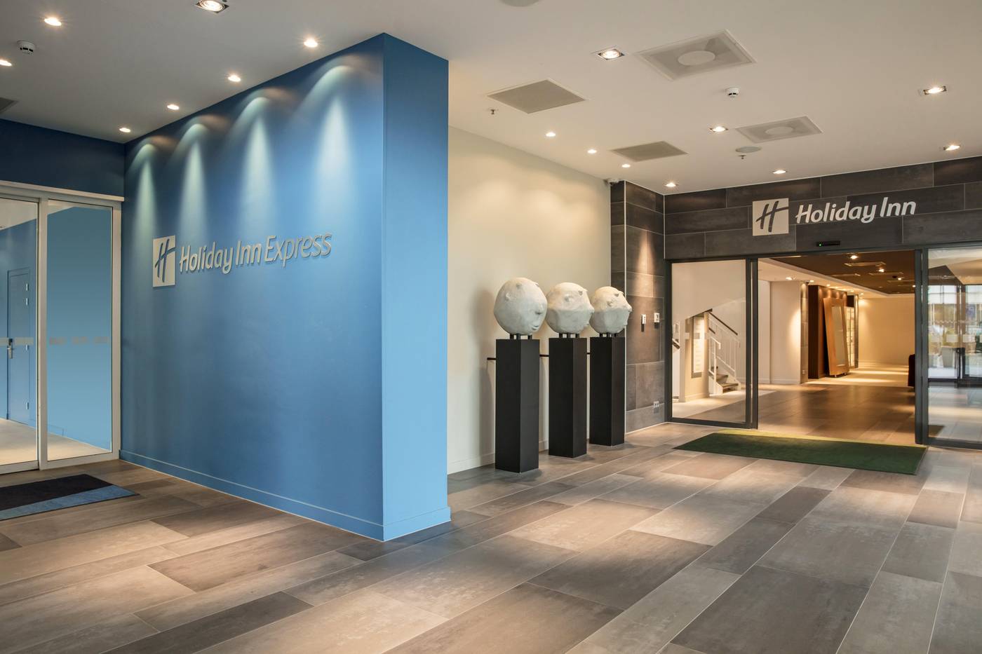 Holiday-Inn-Express-Amsterdam-Arena-Towers-Lobby-24