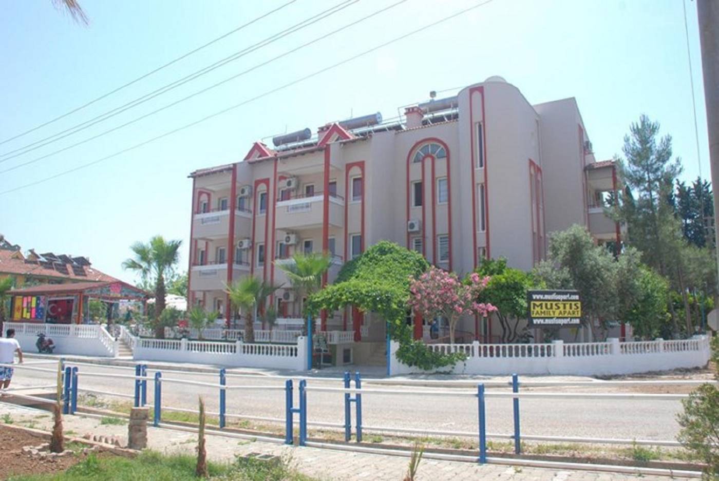 Musti-s-Family-Apart-General-view-4