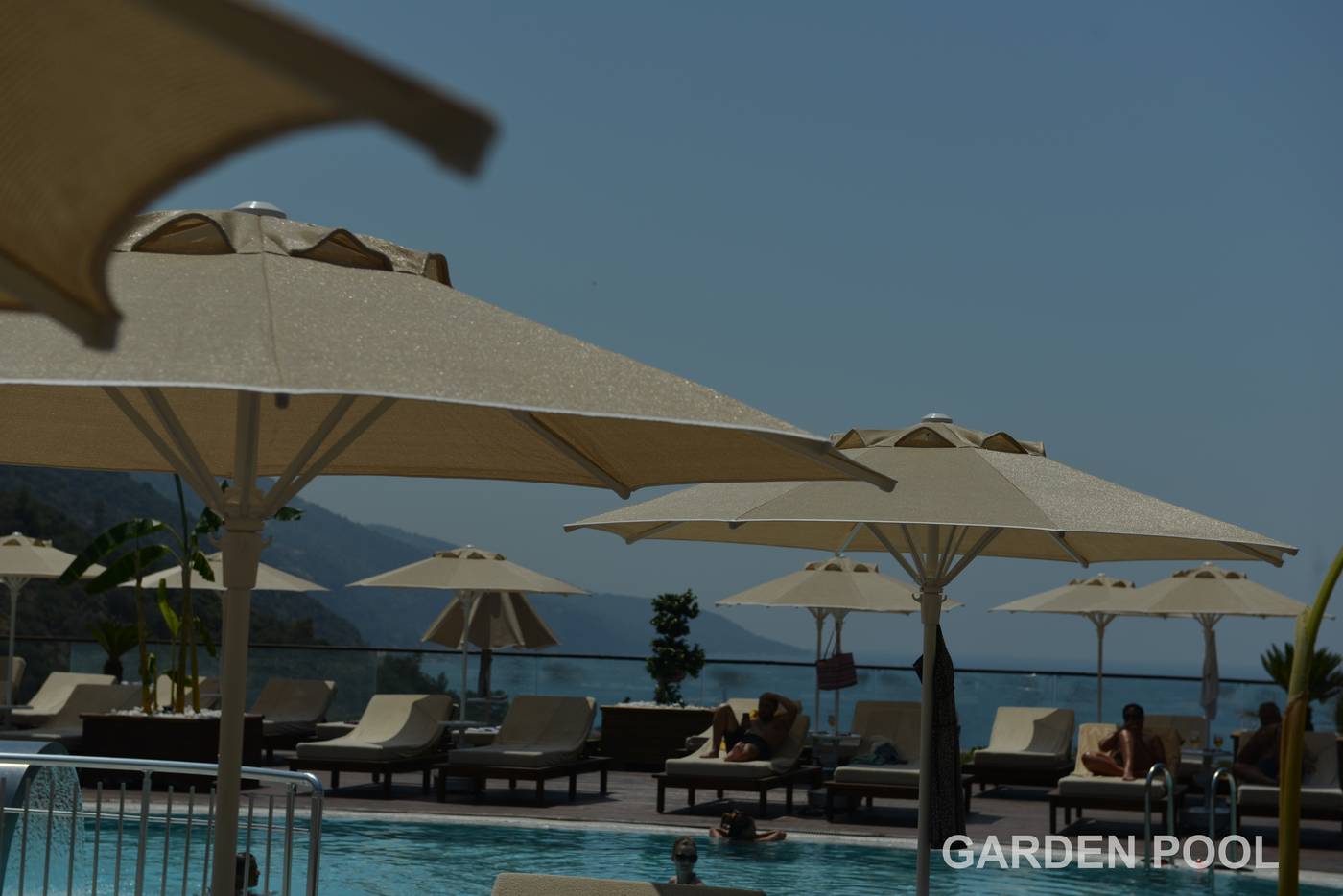 Manaspark-Deluxe-Hotel-Pool-10