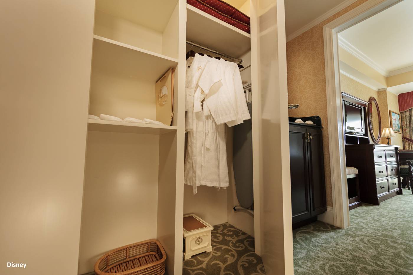 Hong-Kong-Disneyland-Hotel-Room-22